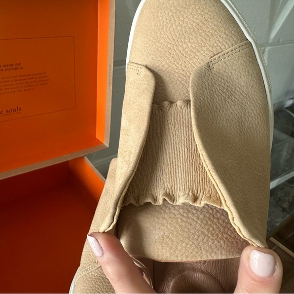 GENTLE SOULS by Kenneth Cole “Rory Ruffle Mule” - Picture 11 of 13